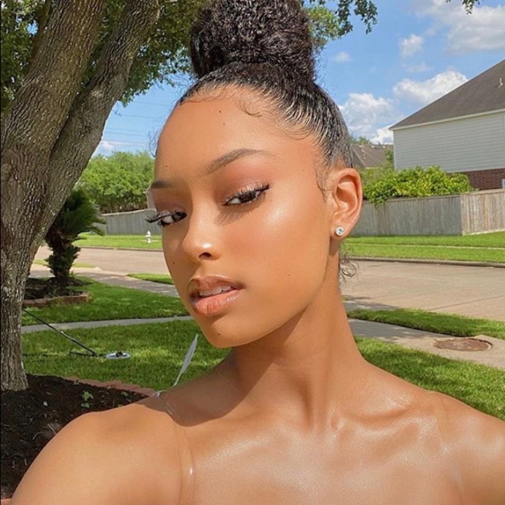 Meet your Posher, Chanel